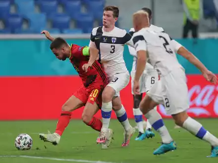 Der Belgier Eden Hazard (l) feierte gegen Finnland sein Startelf-Comeback. - Foto: Igor Russak/dpa