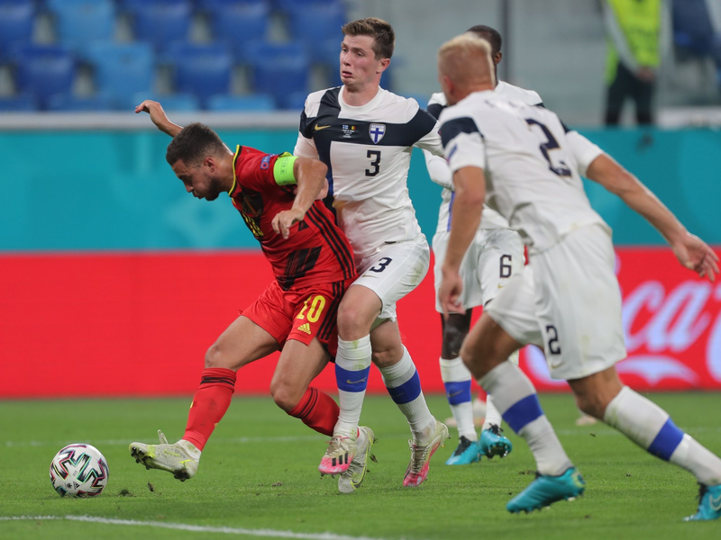 Der Belgier Eden Hazard (l) feierte gegen Finnland sein Startelf-Comeback. - Foto: Igor Russak/dpa