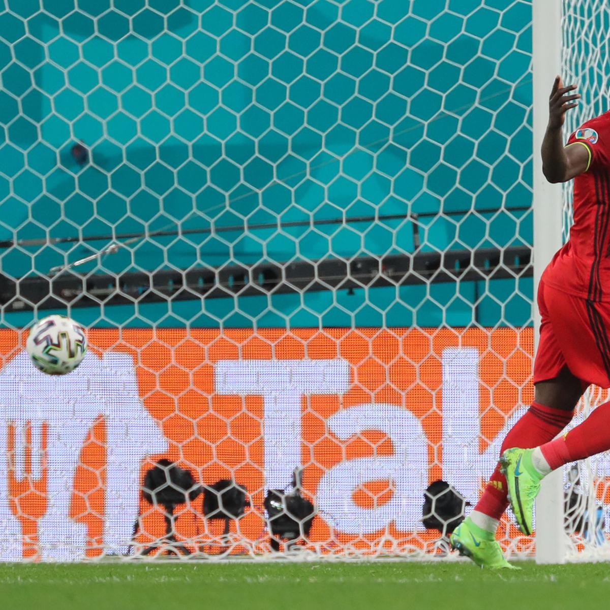 Belgiens Romelu Lukaku feiert seinen Treffer, der aber nicht anerkannt wird. - Foto: Igor Russak/dpa