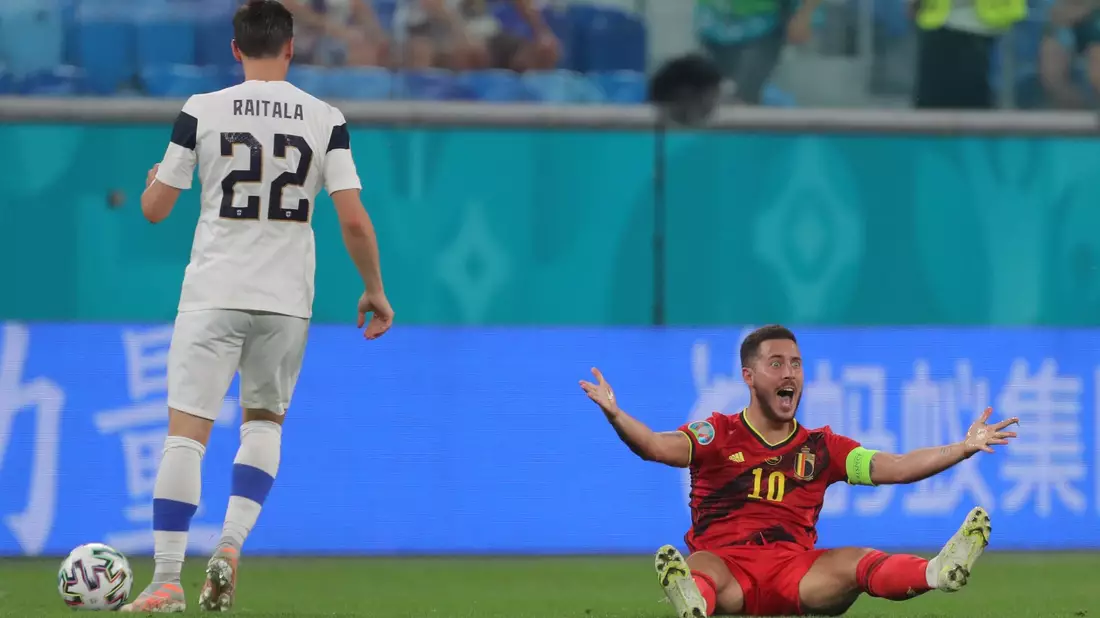 Belgiens Eden Hazard (r) sitzt am Boden und reklamiert ein Foul. - Bild: Igor Russak/dpa