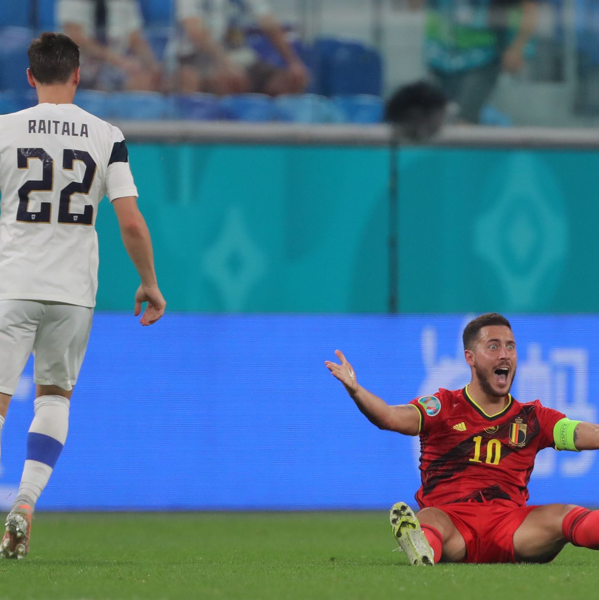 Belgiens Eden Hazard (r) sitzt am Boden und reklamiert ein Foul. - Foto: Igor Russak/dpa