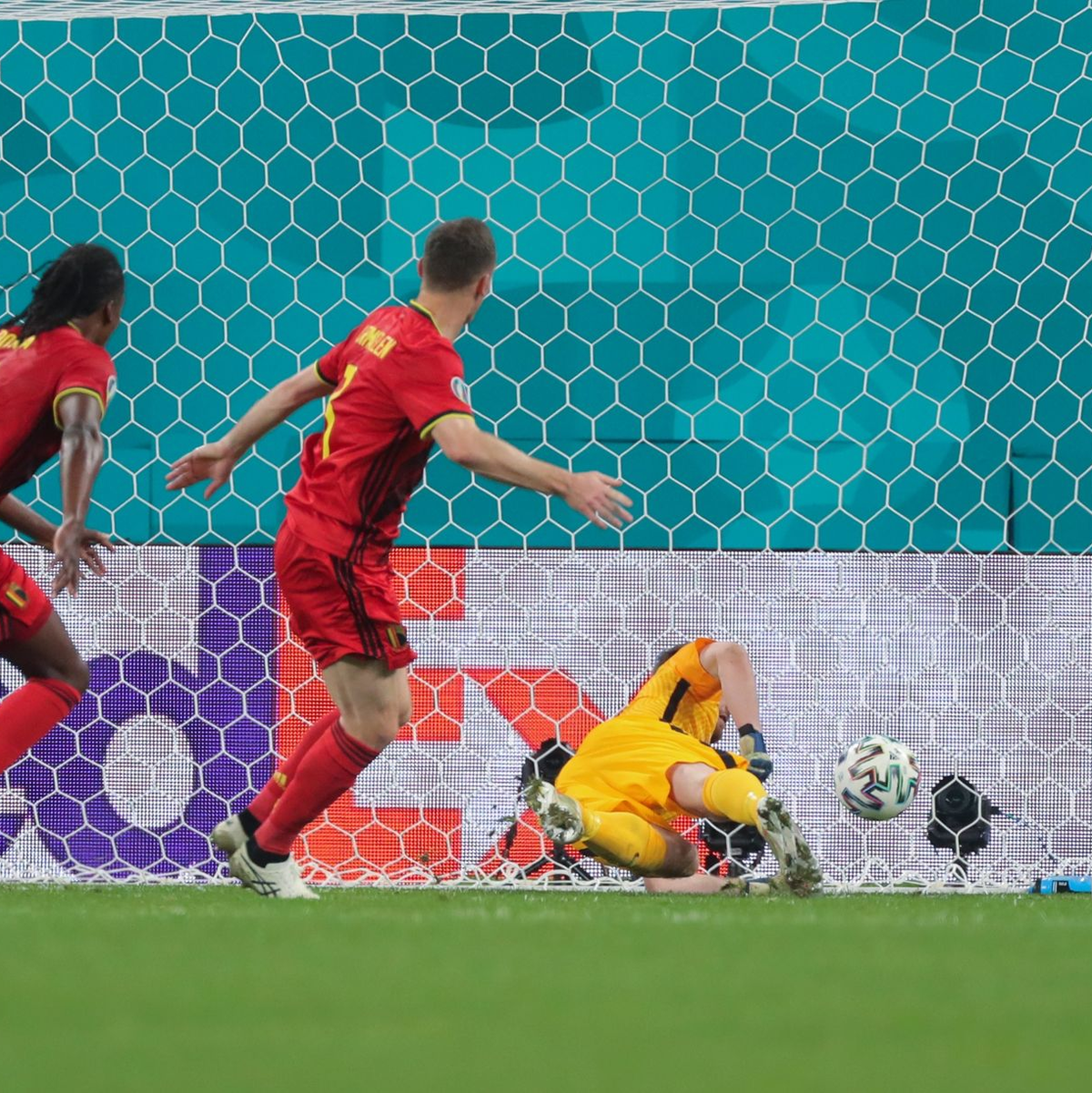 Finnlands Torhüter Lukas Hradecky (2.v.r) kassiert ein Eigentor. - Foto: Igor Russak/dpa