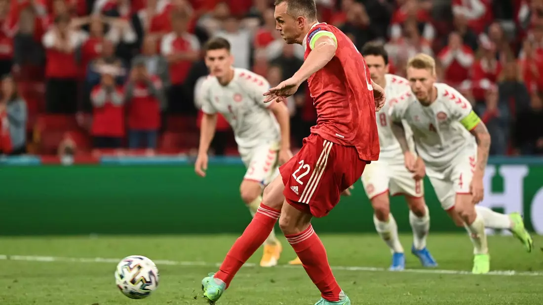 Russlands Artjom Dsjuba erzielt das Tor zum 1:2 per Elfmeter. - Bild: Jonathan Nackstrand/Pool AFP/AP/dpa