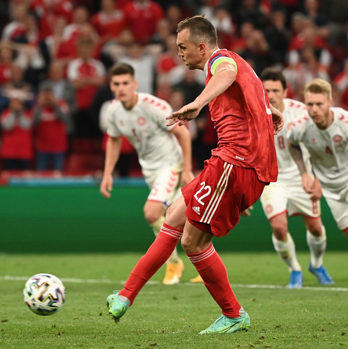 Russlands Artjom Dsjuba erzielt das Tor zum 1:2 per Elfmeter. - Foto: Jonathan Nackstrand/Pool AFP/AP/dpa