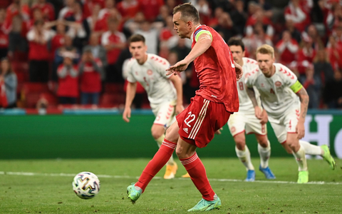 Russlands Artjom Dsjuba erzielt das Tor zum 1:2 per Elfmeter. - Foto: Jonathan Nackstrand/Pool AFP/AP/dpa Russlands Artjom Dsjuba erzielt das Tor zum 1:2 per Elfmeter. - Foto: Jonathan Nackstrand/Pool AFP/AP/dpa