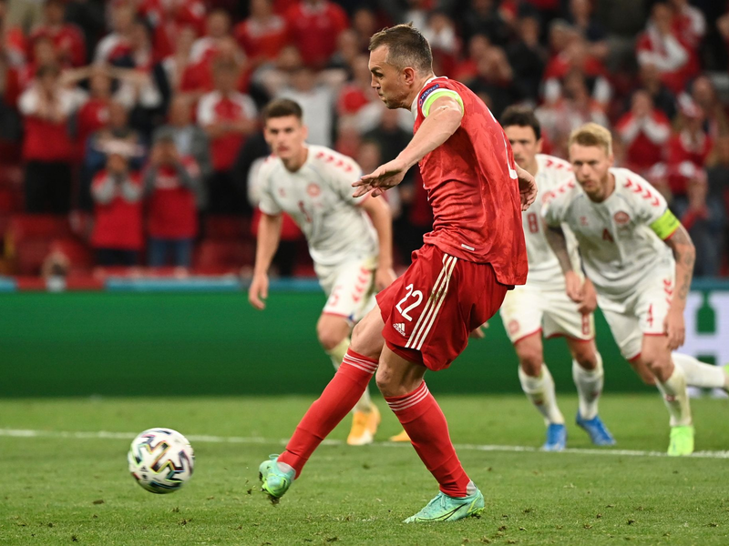 Russlands Artjom Dsjuba erzielt das Tor zum 1:2 per Elfmeter. - Foto: Jonathan Nackstrand/Pool AFP/AP/dpa