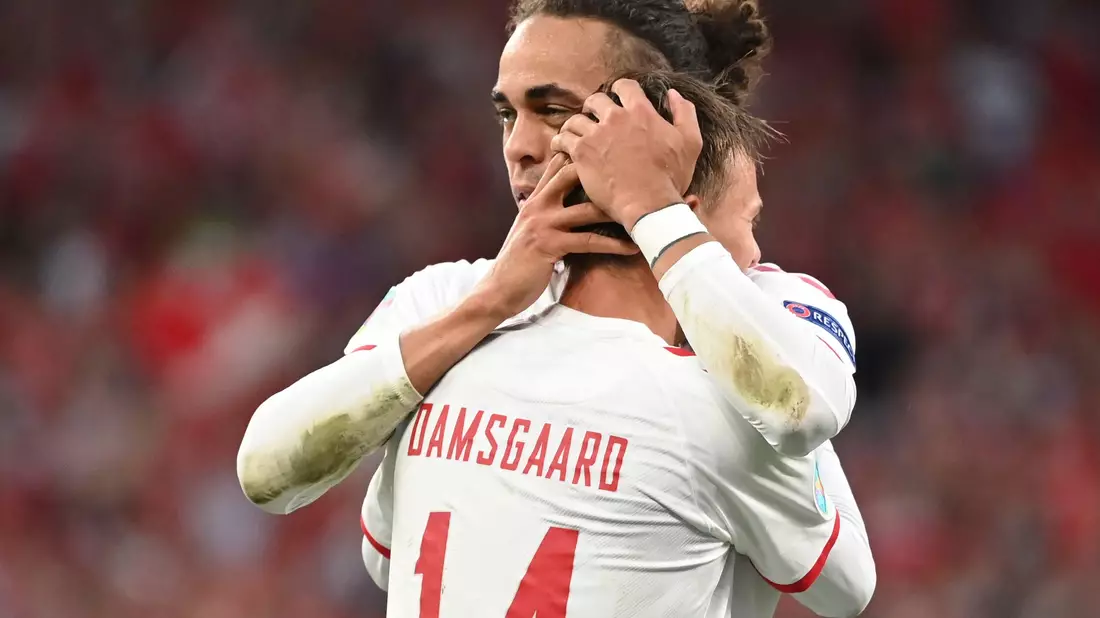 Mikkel Damsgaard (vorne) aus Dänemark feiert zusammen mit seinem Mannschaftskollegen Yussuf Poulsen den Treffer zur 1:0-Führung. - Bild: Jonathan Nackstrand/Pool AFP/AP/dpa