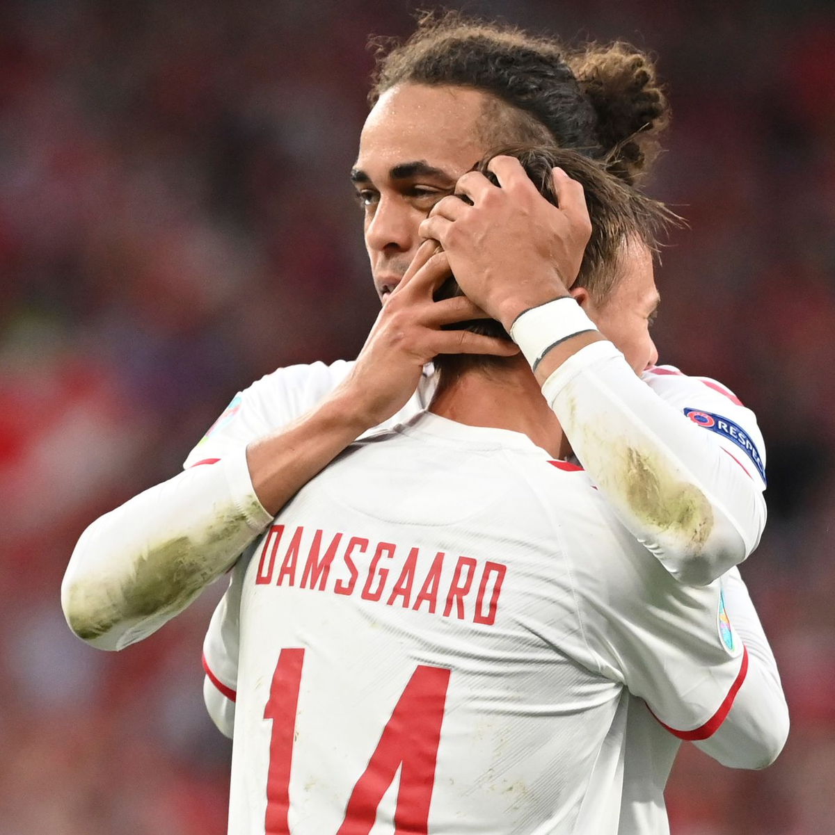 Mikkel Damsgaard (vorne) aus Dänemark feiert zusammen mit seinem Mannschaftskollegen Yussuf Poulsen den Treffer zur 1:0-Führung. - Foto: Jonathan Nackstrand/Pool AFP/AP/dpa