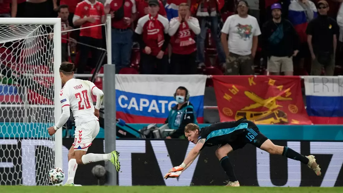 Dänemarks Yussuf Poulsen (l) nutzt einen Zuspielfehler der Russen aus und macht das Tor zum 2:0. - Bild: Martin Meissner/Pool AP/dpa
