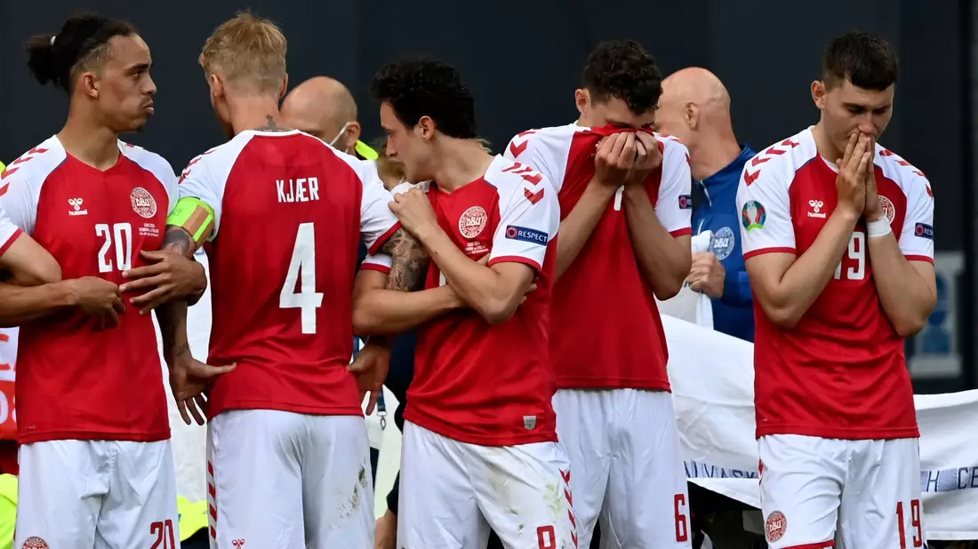 Die geschockten dänischen Spieler bildeten um den kollabierten Christian Eriksen einen Kreis. - Bild: Stuart Franklin/Getty Pool/AP/dpa