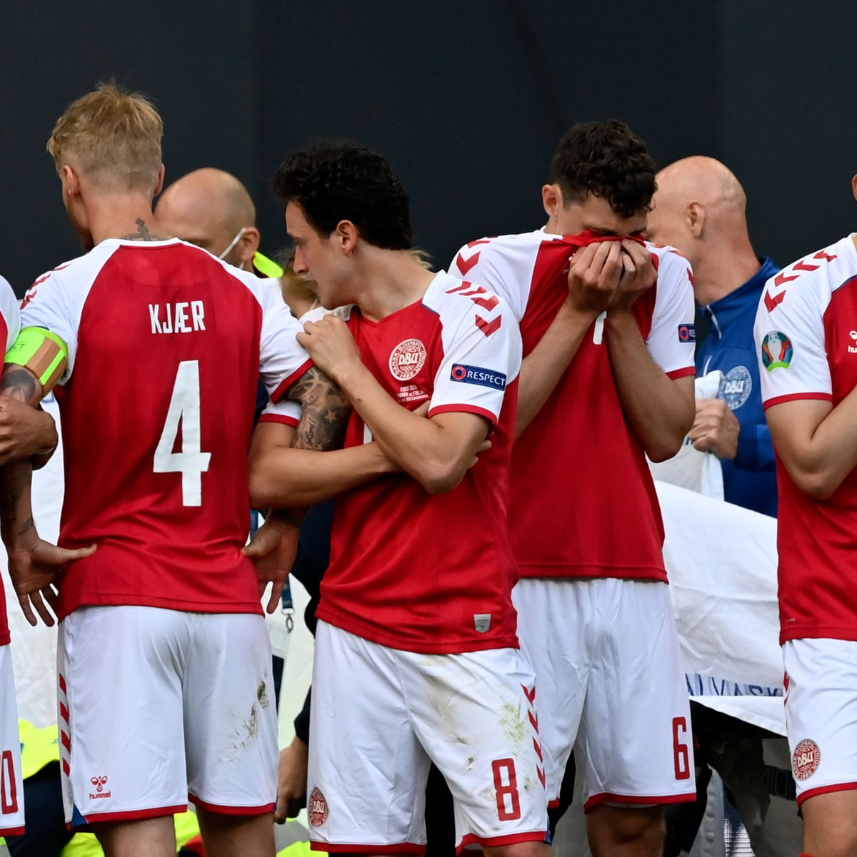 Die geschockten dänischen Spieler bildeten um den kollabierten Christian Eriksen einen Kreis. - Foto: Stuart Franklin/Getty Pool/AP/dpa