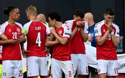 Die geschockten dänischen Spieler bildeten um den kollabierten Christian Eriksen einen Kreis. - Foto: Stuart Franklin/Getty Pool/AP/dpa Die geschockten dänischen Spieler bildeten um den kollabierten Christian Eriksen einen Kreis. - Foto: Stuart Franklin/Getty Pool/AP/dpa