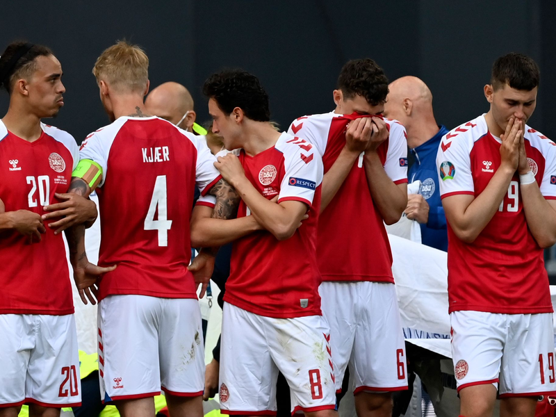 Die geschockten dänischen Spieler bildeten um den kollabierten Christian Eriksen einen Kreis. - Foto: Stuart Franklin/Getty Pool/AP/dpa