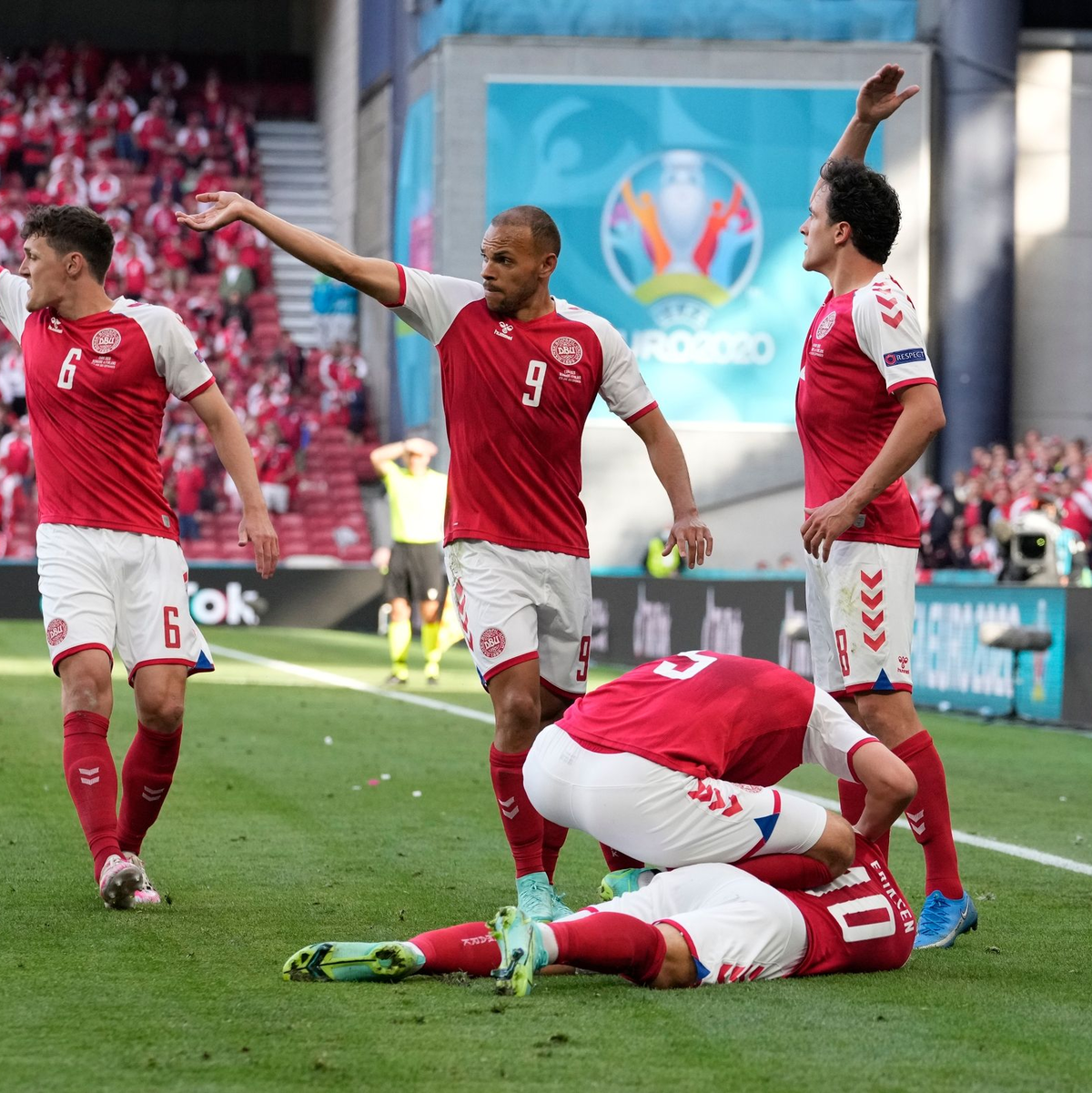 Der Däne Christian Eriksen war während des Spiels zusammengebrochen. - Foto: Martin Meissner/AP Pool/dpa