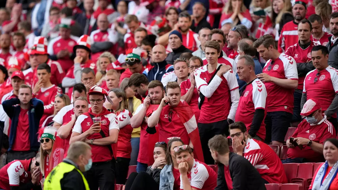 Die dänischen Fans waren wie alle im Stadion und an den Bildschirmen fassungslos. - Bild: Martin Meissner/AP Pool/dpa