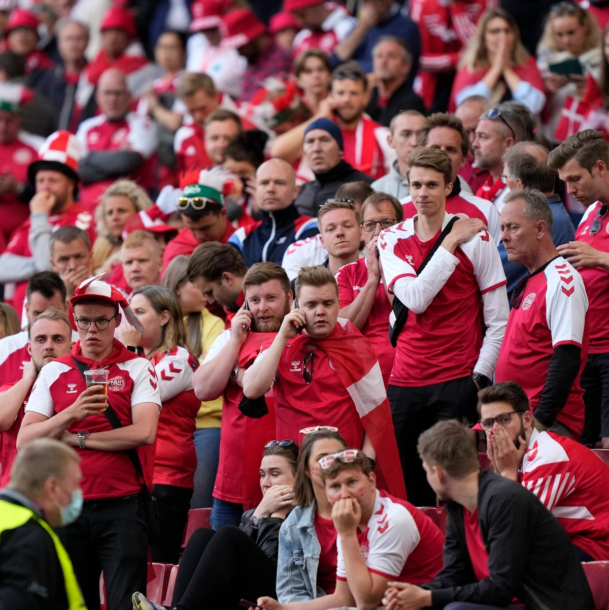 Die dänischen Fans waren wie alle im Stadion und an den Bildschirmen fassungslos. - Foto: Martin Meissner/AP Pool/dpa