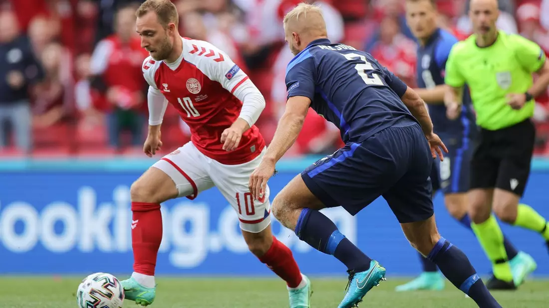 Eriksen (l) brach im Spiel gegen Finnland offenbar ohne Fremdeinwirkung zusammen. - Bild: Friedemann Vogel/POOL EPA/AP/dpa