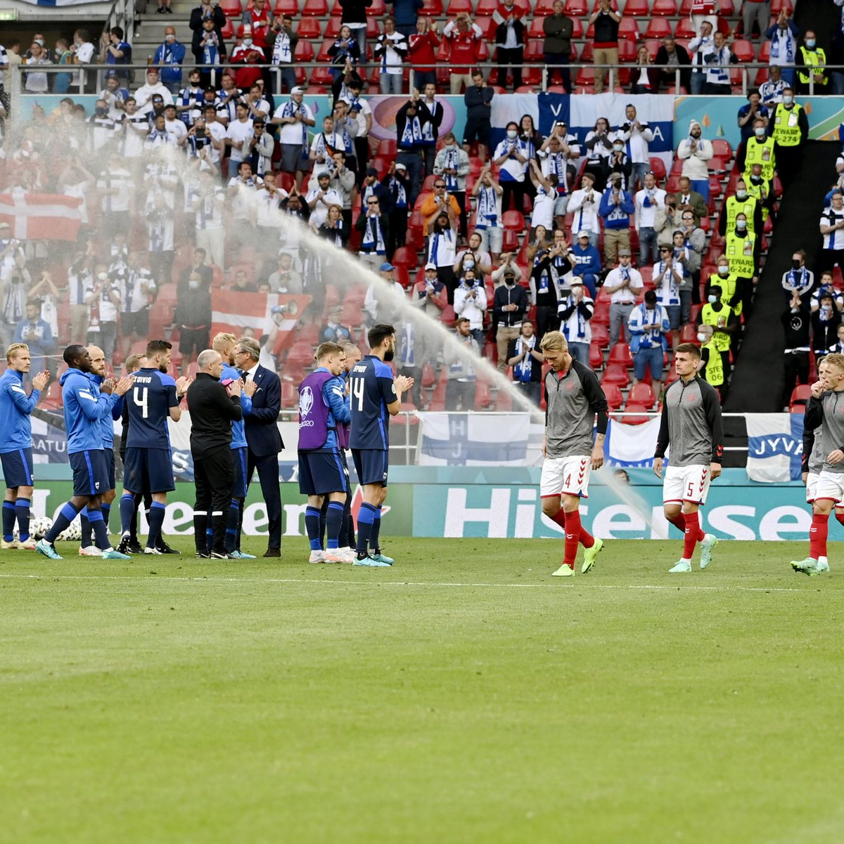 Beide Mannschaften entschlossen sich nach der ersten Entwarnung zum Weiterspielen. - Foto: Markku Ulander/Lehtikuva/dpa