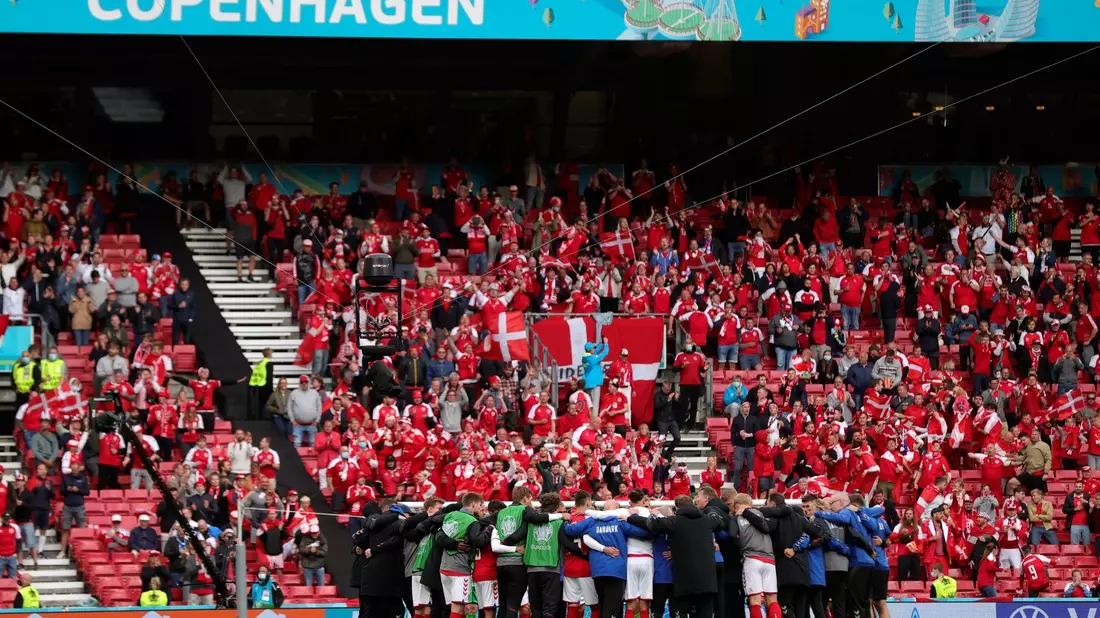 Die dänische Mannschaft schwört sich vor dem Wiederanpfiff ein. - Bild: Friedemann Vogel/POOL EPA/AP/dpa