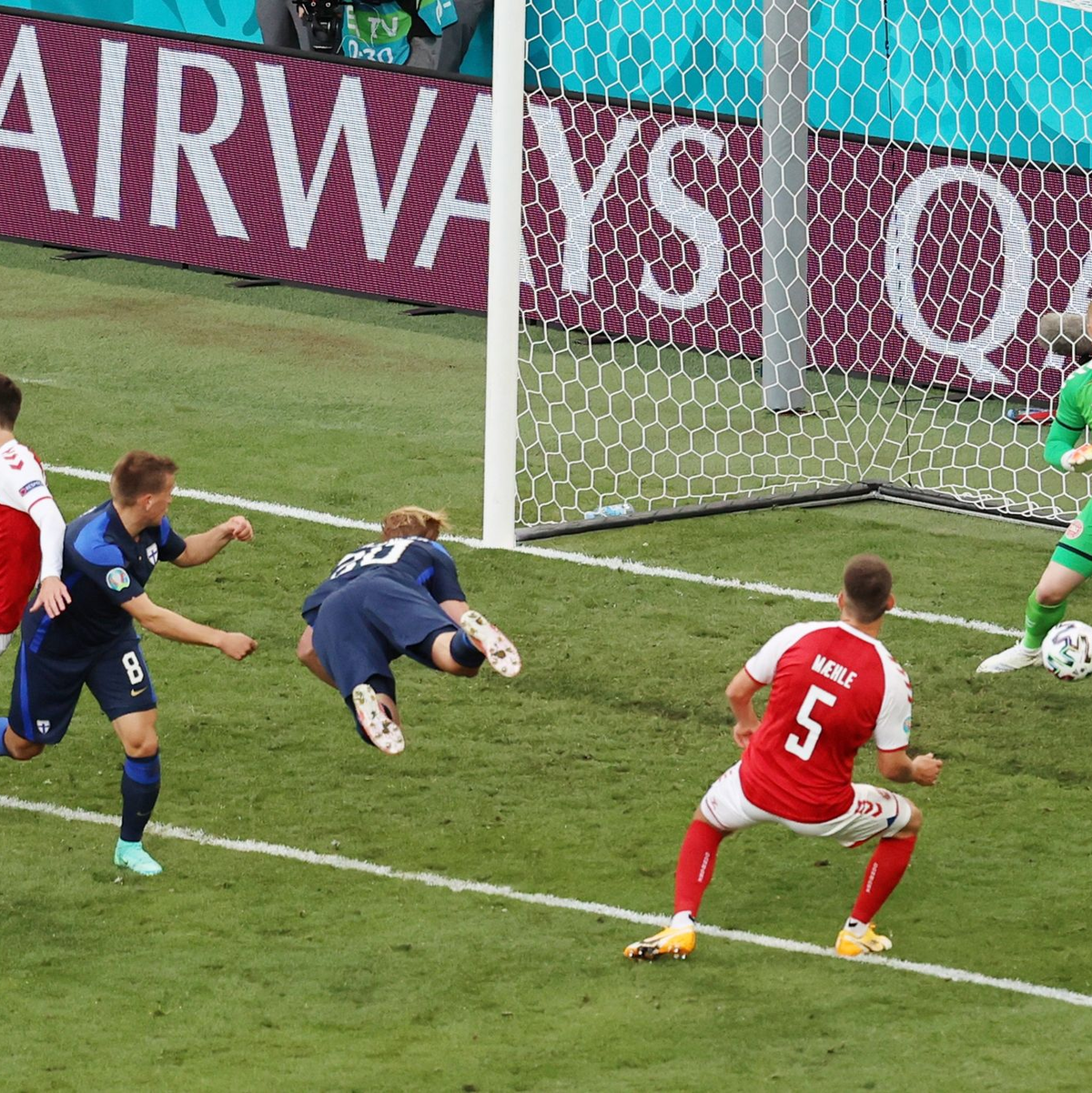 Der Finne Joel Pohjanpalo (M.) traf per Kopfball. - Foto: Wolfgang Rattay/POOL REUTERS/AP/dpa