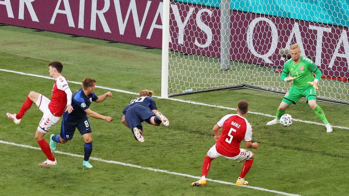 Der Finne Joel Pohjanpalo (M.) traf per Kopfball. - Foto: Wolfgang Rattay/POOL REUTERS/AP/dpa