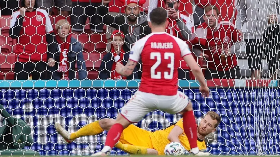 Pierre-Emile Hojbjerg scheiterte mit einem Elfmeter am finnischen Torhüter Lukas Hradecky. - Bild: Friedemann Vogel/POOL EPA/AP/dpa