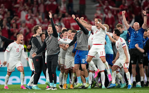 Die Dänen feierten den Achtelfinaleinzug überschwänglich. - Foto: Martin Meissner/Pool AP/dpa