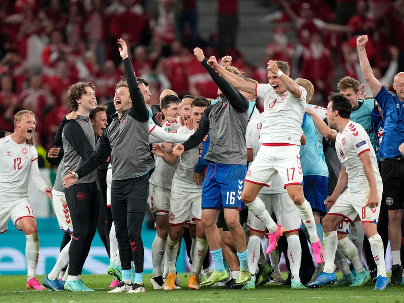 Die Dänen feierten den Achtelfinaleinzug überschwänglich. - Foto: Martin Meissner/Pool AP/dpa