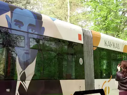 In Prag erinnert diese neugestaltete Straßenbahn an den deutschsprachigen Schriftsteller Franz Kafka. - Foto: Michael Heitmann/dpa