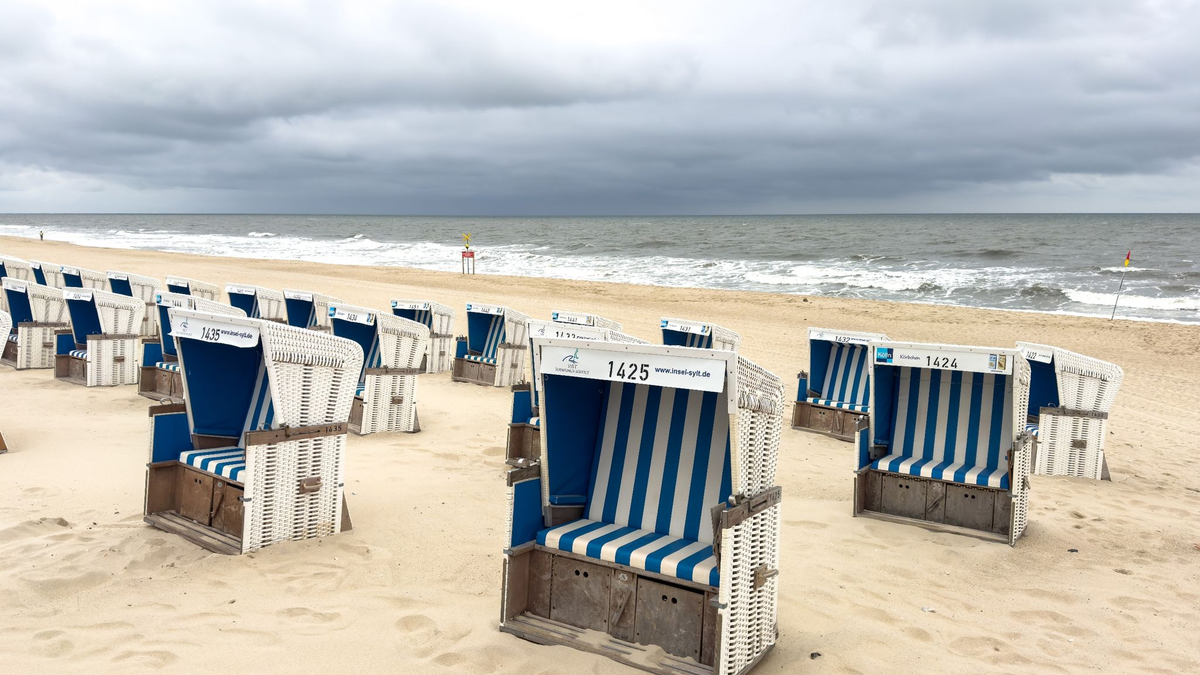 Strandkörbe bei bewölktem Himmel und Temperaturen um 15 Grad Celsius am Strand von Westerland. - Foto: Bodo Marks/dpa
