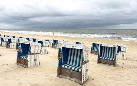 Strandkörbe bei bewölktem Himmel und Temperaturen um 15 Grad Celsius am Strand von Westerland. - Bild: Bodo Marks/dpa