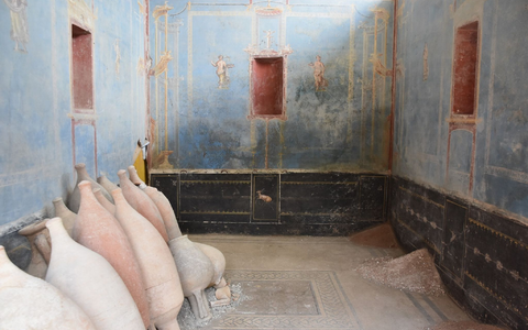 Ein Raum mit blauen Wänden und gemalten weiblichen Figuren ist in Pompeji freigelegt worden. - Foto: Archäologiepark Pompeji/dpa