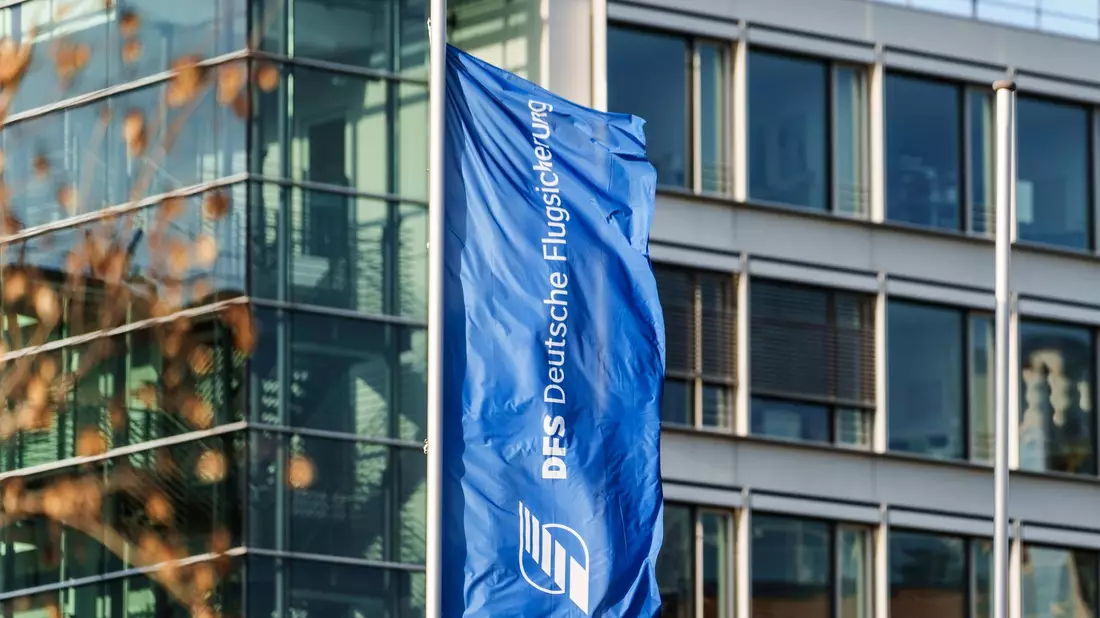 Die Deutsche Flugsicherung GmbH (DFS) mit Sitz im hessischen Langen ist für die Flugverkehrskontrolle in Deutschland zuständig. - Bild: dpa
