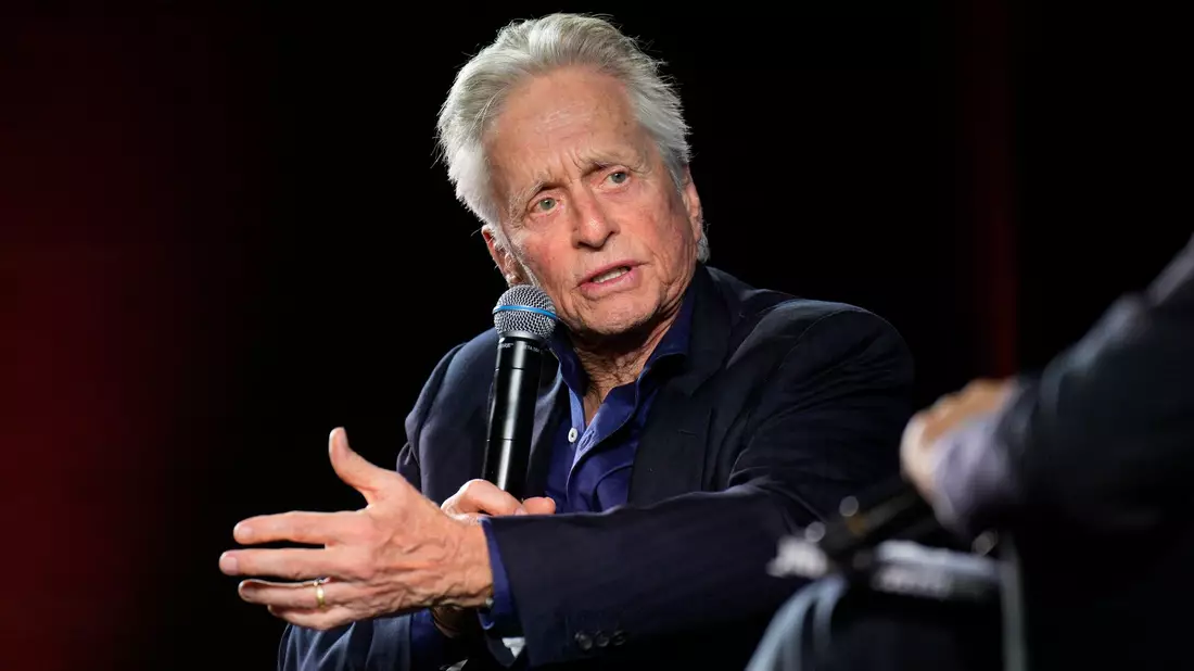 Schauspieler Michael Douglas bei einem Publikumsgespräch 2023 in Cannes. - Bild: dpa