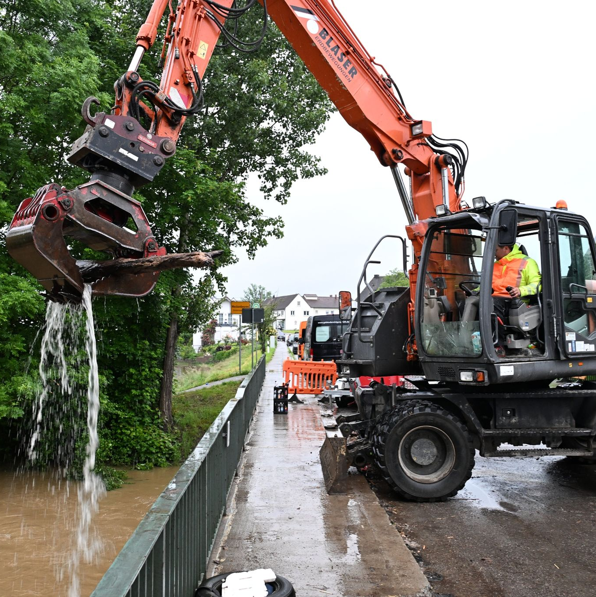 Ein Bagger holt in Meckenbeuren-Brochenzell Bruchholz aus dem Fluss Schussen. - Foto: Felix Kästle/dpa