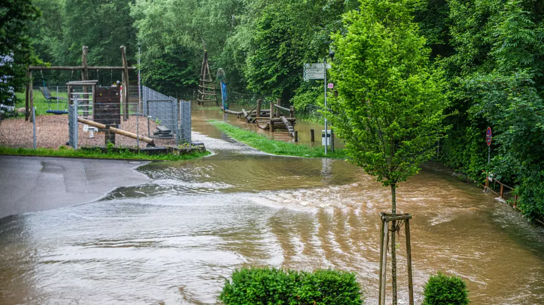 Teile von Leinzell sind überflutet, nachdem der Fluss Lein über die Ufer getreten ist. - Bild: Jason Tschepljakow/dpa