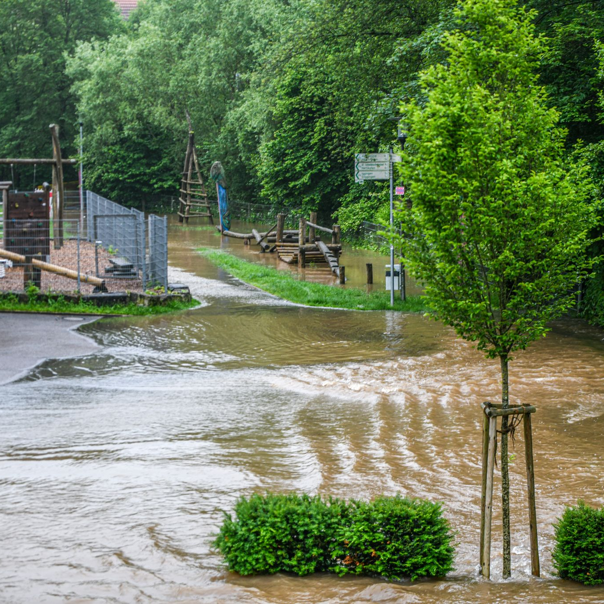 Teile von Leinzell sind überflutet, nachdem der Fluss Lein über die Ufer getreten ist. - Foto: Jason Tschepljakow/dpa