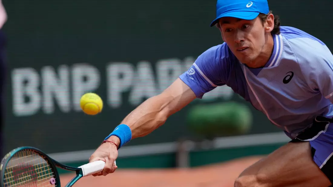 Alex De Minaur setzte sich in vier Sätzen gegen Daniil Medwedew durch. - Bild: Thibault Camus/AP/dpa