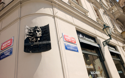 Das Geburtshaus des Schriftstellers Franz Kafkas (1883-1924) am Altstädter Ring in Prag. - Foto: Michael Heitmann/dpa