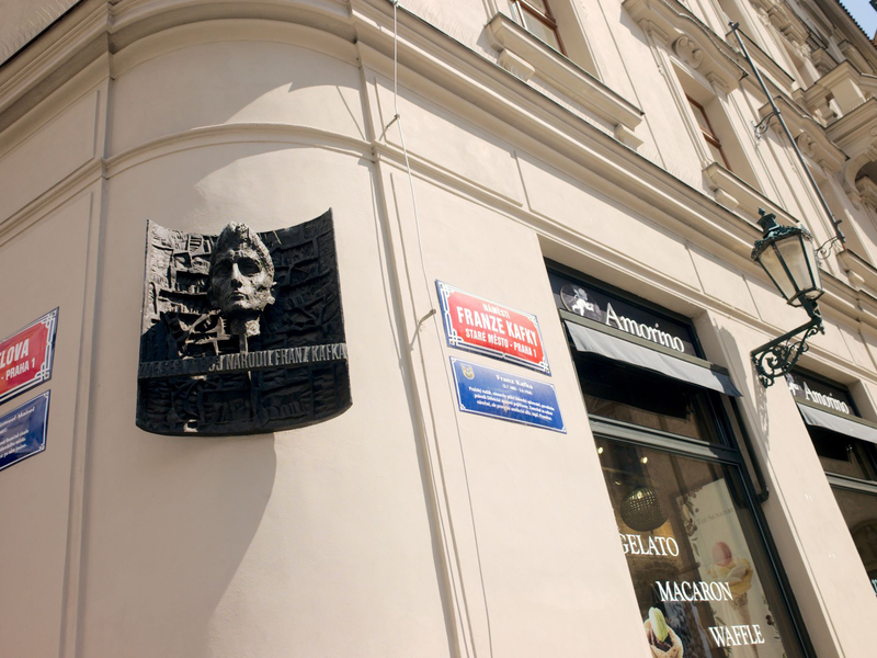 Das Geburtshaus des Schriftstellers Franz Kafkas (1883-1924) am Altstädter Ring in Prag. - Foto: Michael Heitmann/dpa