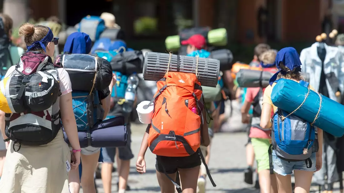 Junge Europäerinnen und Europäer können in diesem Sommer mit Gratis-Zugtickets der EU durch Europa reisen. - Bild: Patrick Seeger/dpa