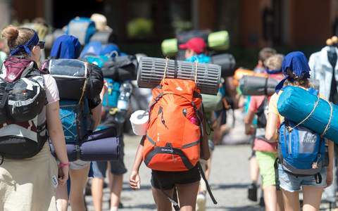 Junge Europäerinnen und Europäer können in diesem Sommer mit Gratis-Zugtickets der EU durch Europa reisen. - Foto: Patrick Seeger/dpa