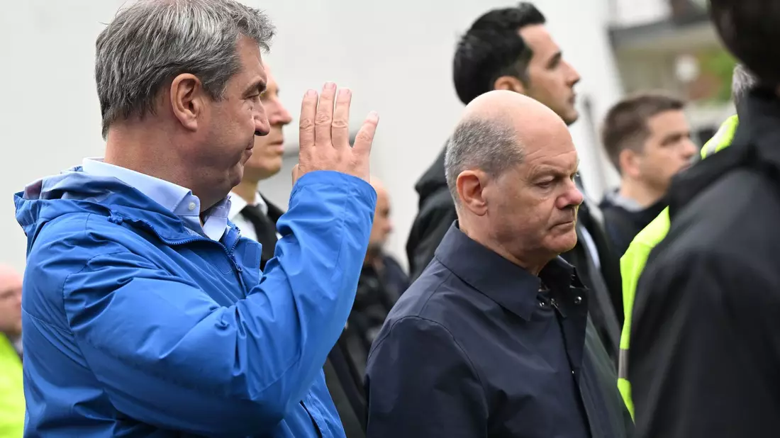 «In diesem Jahr das vierte Mal, dass ich in ein konkretes Einsatzgebiet gehe»: Bundeskanzler Olaf Scholz und Bayerns Ministerpräsident Markus Söder (l) im oberbayerischen Reichertshofen. - Bild: Sven Hoppe/dpa