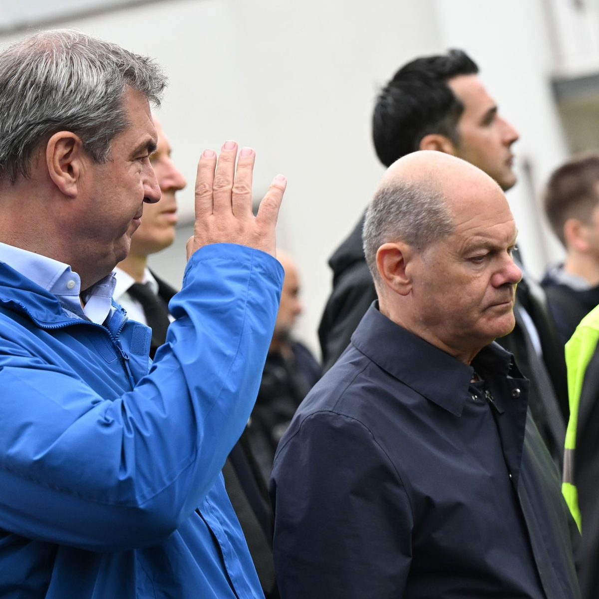 «In diesem Jahr das vierte Mal, dass ich in ein konkretes Einsatzgebiet gehe»: Bundeskanzler Olaf Scholz und Bayerns Ministerpräsident Markus Söder (l) im oberbayerischen Reichertshofen. - Foto: Sven Hoppe/dpa