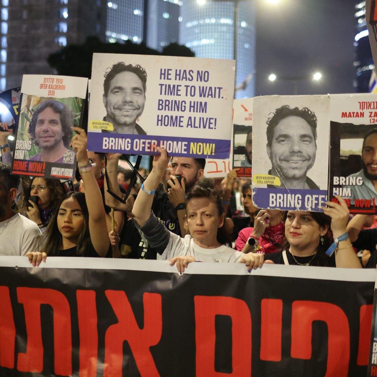 Angehörige von Geiseln und ihre Unterstützer fordern die israelische Regierung bei einer Demonstration dazu auf, ein Waffenstillstandsabkommen mit der Hamas zu unterzeichnen. - Foto: Ilia Yefimovich/dpa