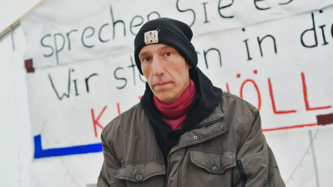 Klimaaktivist Wolfgang Metzeler-Kick im Hungerstreik-Camp in Berlin. - Bild: Paul Zinken/dpa