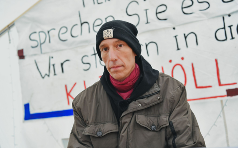 Diese Woche ist der 49-jährige Wolfgang Metzeler-Kick in eine Klinik gebracht worden. Grund sei ein Kreislaufkollaps nach 89 Tagen Hungerstreik gewesen, hieß es. - Foto: Paul Zinken/dpa Diese Woche ist der 49-jährige Wolfgang Metzeler-Kick in eine Klinik gebracht worden. Grund sei ein Kreislaufkollaps nach 89 Tagen Hungerstreik gewesen, hieß es. - Foto: Paul Zinken/dpa