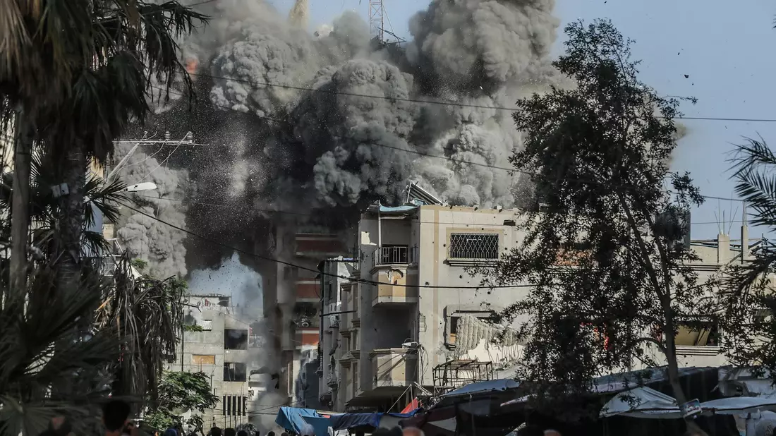 Dichter Rauch quillt aus einem Wohnhaus im Flüchtlingslager Bureidsch, nachdem es von einem israelischen Luftangriff getroffen wurde. - Bild: Omar Naaman/dpa