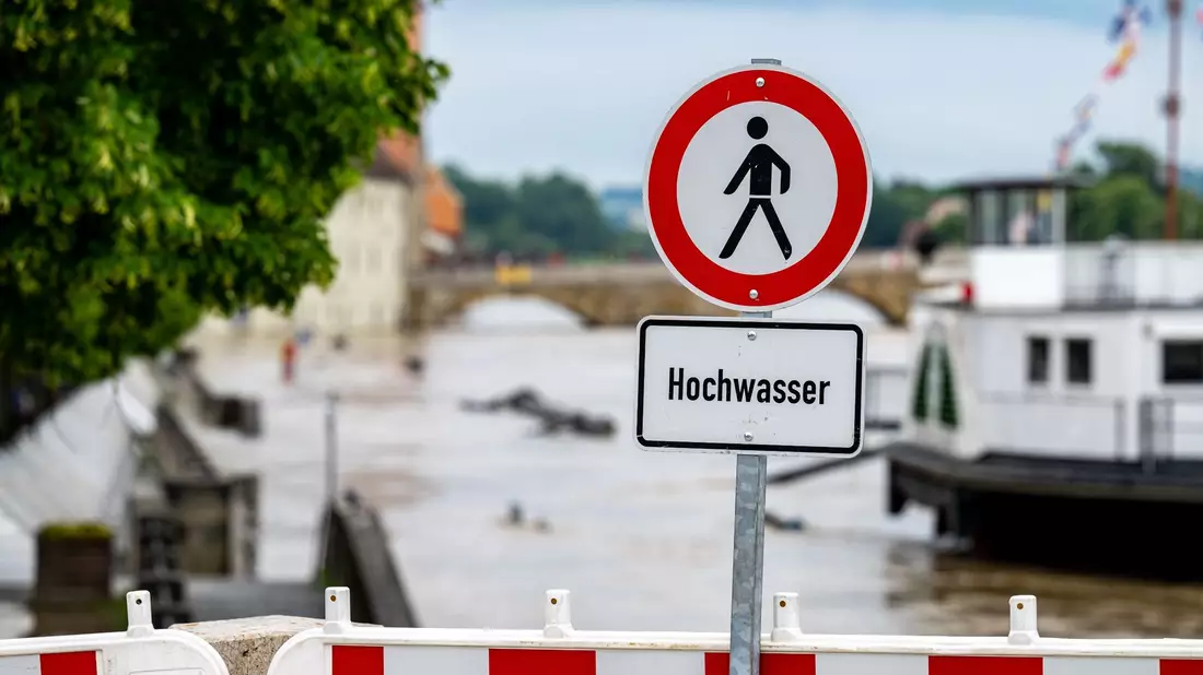 Wo sonst Straßen verlaufen, fließen nun Flüsse. Die Hochwasser in Süddeutschland sind extrem. - Bild: Armin Weigel/dpa