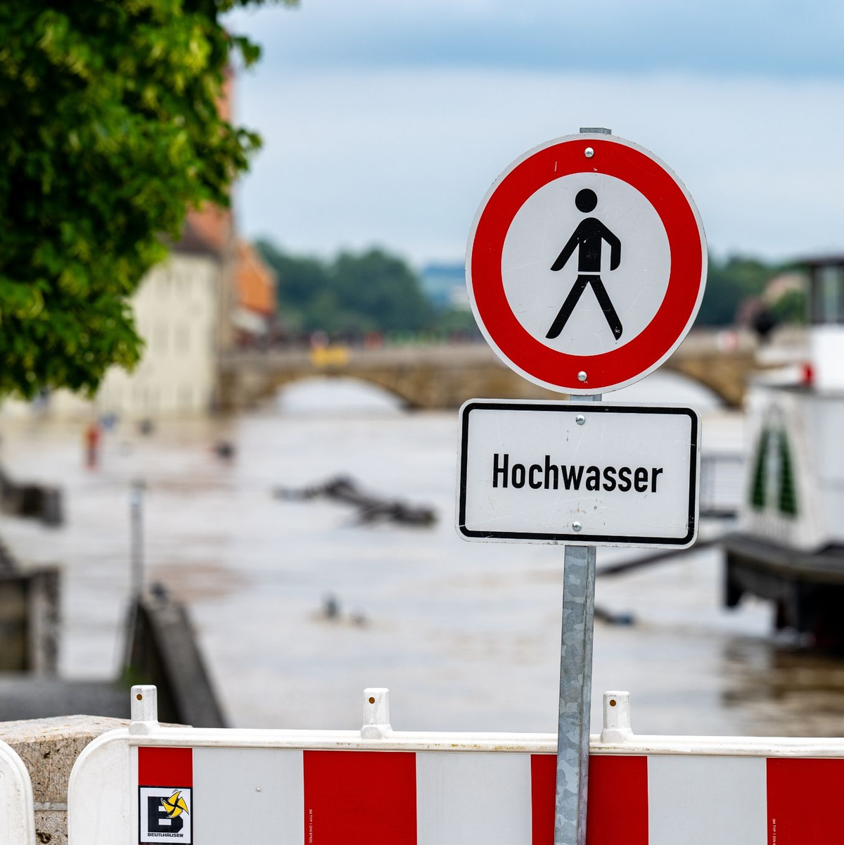 Wo sonst Straßen verlaufen, fließen nun Flüsse. Die Hochwasser in Süddeutschland sind extrem. - Foto: Armin Weigel/dpa